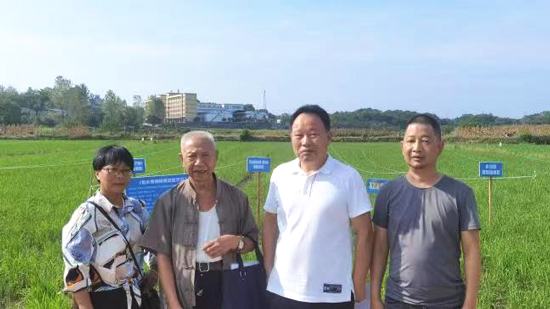 常德市科協(xié)黨組成員、副主席李風(fēng)看望老科技工作者并考察科技示范項(xiàng)目